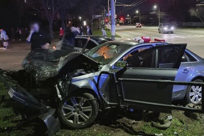 Автотроща у Житомирі: травми отримали шестеро людей, серед яких троє дітей Автотроща у Житомирі: травми отримали шестеро людей, серед яких троє дітей