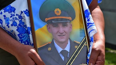 На Чернігівщині поховали двох захисників: Віталія Єременка та Володимира Пустовойта На Чернігівщині поховали двох захисників: Віталія Єременка та Володимира Пустовойта
