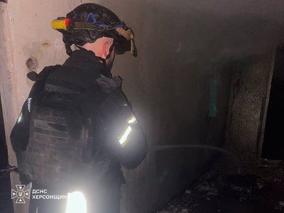 Рятувальники ліквідували наслідки нічних атак дронів у Херсоні й врятували чоловіка Рятувальники ліквідували наслідки нічних атак дронів у Херсоні й врятували чоловіка
