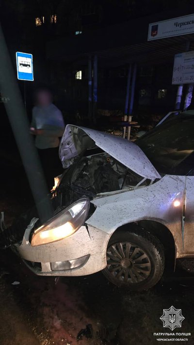 У Черкасах водій автомобіля врізався в зупинку громадського транспорту У Черкасах водій автомобіля врізався в зупинку громадського транспорту