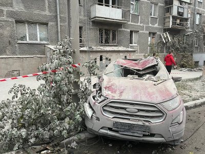 У Дніпрі через ракетну атаку частково знищений будинок: що відбувається на місці події У Дніпрі через ракетну атаку частково знищений будинок: що відбувається на місці події