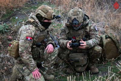 Барбер та Бакс. Оператори дронів бригади "Червона Калина" про службу на передовій Барбер та Бакс. Оператори дронів бригади "Червона Калина" про службу на передовій