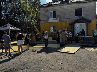«Прокинувся - на мені стеля лежить». Мешканці Сум про наслідки обстрілу КАБами «Прокинувся - на мені стеля лежить». Мешканці Сум про наслідки обстрілу КАБами