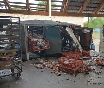 Армійці РФ вдарили двома безпілотниками по хлібокомбінату у Глухові Армійці РФ вдарили двома безпілотниками по хлібокомбінату у Глухові