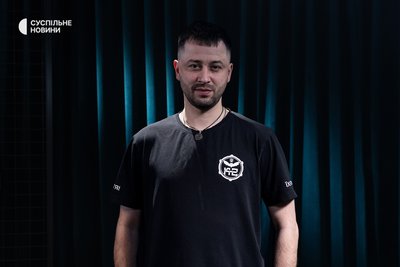 Командир 20-ї окремої бригади безпілотних систем "К-2" Кирило Верес під час інтервʼю Суспільному, Київ, 27 лютого 2026 року Командир 20-ї окремої бригади безпілотних систем "К-2" Кирило Верес під час інтервʼю Суспільному, Київ, 27 лютого 2026 року