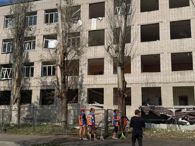 РФ атакувала Дніпро: пошкоджені багатоповерхівки, навчальні заклади. Що кажуть очевидці удару