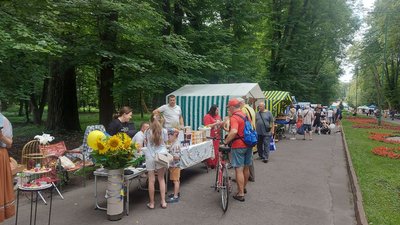 Хмельницькі та Тернопільські пасічники привезли на ярмарок до міста мед та інші продукти бджільництва Хмельницькі та Тернопільські пасічники привезли на ярмарок до міста мед та інші продукти бджільництва