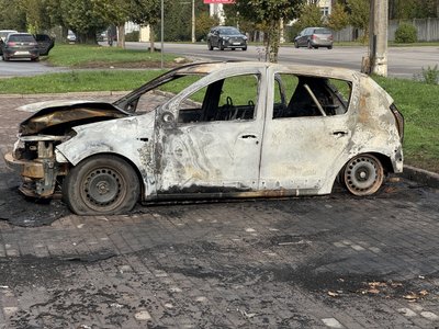 Російський дрон знищив цивільну автівку у Сумах. Є поранений