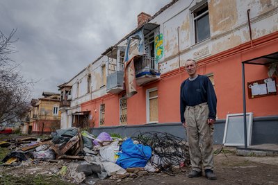 Чоловік стоїть біля купи уламків, які місцеві жителі винесли із житлового будинку у Сумах 7 квітня 2025 року Чоловік стоїть біля купи уламків, які місцеві жителі винесли із житлового будинку у Сумах 7 квітня 2025 року