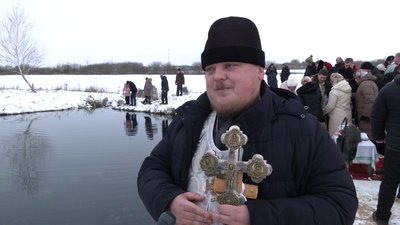 "Відчути душею і тілом": як жителі Рівненщини молились та занурювались у воду на Водохреще "Відчути душею і тілом": як жителі Рівненщини молились та занурювались у воду на Водохреще