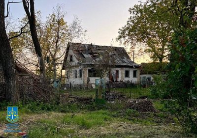 Уламки дрона пошкодили будинок родини на Київщині: 5 постраждалих Уламки дрона пошкодили будинок родини на Київщині: 5 постраждалих