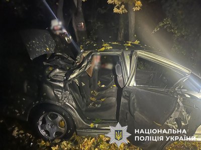 Легковик з сімома підлітками врізався в дерево на Київщині: за кермом був 15-річний водій, є загиблий Легковик з сімома підлітками врізався в дерево на Київщині: за кермом був 15-річний водій, є загиблий