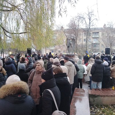 Люди зібралися біля пам'ятника "Ангел скорботи" для вшанування пам'яті жертв голодоморів, 22 листопада 2025 року, Хмельницький Люди зібралися біля пам'ятника "Ангел скорботи" для вшанування пам'яті жертв голодоморів, 22 листопада 2025 року, Хмельницький
