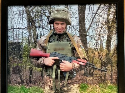 У Херсоні провели в останню путь загиблих військових Дмитра Бабенка та Івана Галайду У Херсоні провели в останню путь загиблих військових Дмитра Бабенка та Івана Галайду