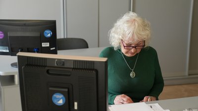 Місцева жителька Галина перед комп'ютером Місцева жителька Галина перед комп'ютером