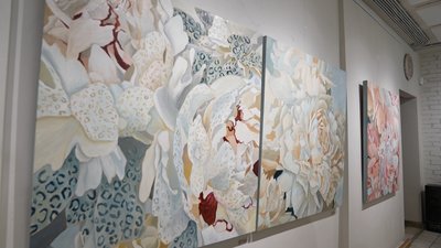 Символ ніжності і стійкості. Сумська художниця Світлана Качуровська презентувала квіткові картини Символ ніжності і стійкості. Сумська художниця Світлана Качуровська презентувала квіткові картини