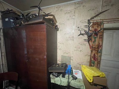 Військовий Борис "Фіксик" ремонтує та вдосконалює FPV-дрони на Сумщині Військовий Борис "Фіксик" ремонтує та вдосконалює FPV-дрони на Сумщині