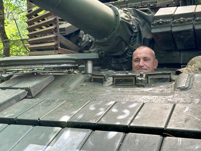 Трофейний російський танк Т-80 рота бійці 30-ї окремої механізованої бригади імені князя Костянтина Острозького військовослужбовець 30-ї окремої механізованої бригади Олександр Бахмутський напрямок Донецька область Трофейний російський танк Т-80 рота бійці 30-ї окремої механізованої бригади імені князя Костянтина Острозького військовослужбовець 30-ї окремої механізованої бригади Олександр Бахмутський напрямок Донецька область