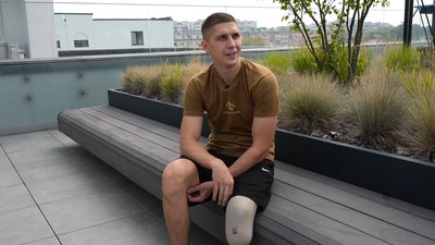 Террі у центрі "Superhumans" Террі у центрі "Superhumans"