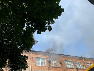 Загорівся дах будівлі у Рівному: що про це відомо