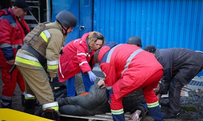 Медики разом із рятувальниками надають допомогу пораненому. Миколаїв, 13 листопада 2025 року Медики разом із рятувальниками надають допомогу пораненому. Миколаїв, 13 листопада 2025 року
