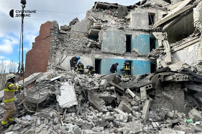 Російські війська завдали удару по центру Слов'янська: влучили у будівлю гуртожитку Російські війська завдали удару по центру Слов'янська: влучили у будівлю гуртожитку