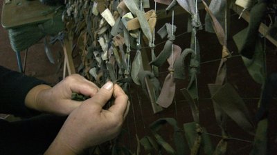"З коштами проблеми": волонтерки із Вінниччини, які плетуть маскувальні сітки на фронт, мають дефіцит матеріалів "З коштами проблеми": волонтерки із Вінниччини, які плетуть маскувальні сітки на фронт, мають дефіцит матеріалів