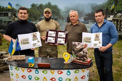 Поштовий випуск на честь піхотинців: на Дніпропетровщині ввели в обіг нову марку "Сіль землі" Поштовий випуск на честь піхотинців: на Дніпропетровщині ввели в обіг нову марку "Сіль землі"