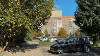 Двір в Бурштині, будинки, опалення, осінь Двір в Бурштині, будинки, опалення, осінь