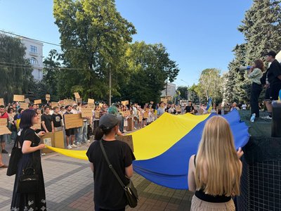 "Не ламайте, що працює". Як у Дніпрі проходить мітинг проти відставки Федоров — фоторепортаж "Не ламайте, що працює". Як у Дніпрі проходить мітинг проти відставки Федоров — фоторепортаж