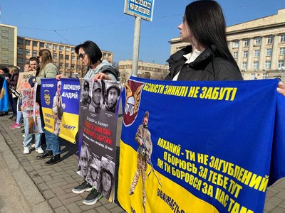 "Він боровся за мене, а я — за нього": у Черкасах відбулась акція "Не мовчи — полон вбиває" "Він боровся за мене, а я — за нього": у Черкасах відбулась акція "Не мовчи — полон вбиває"