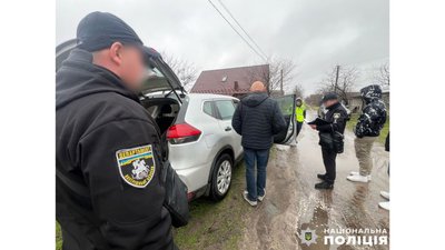 Завдали збитки державі майже на мільйон: на Чернігівщині поліція викрила "схему" ремонту будівлі міграційної служби Завдали збитки державі майже на мільйон: на Чернігівщині поліція викрила "схему" ремонту будівлі міграційної служби