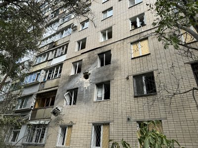 Херсон, обстріли, серпень 2024, багатоповерхівка, діра у стіні Херсон, обстріли, серпень 2024, багатоповерхівка, діра у стіні