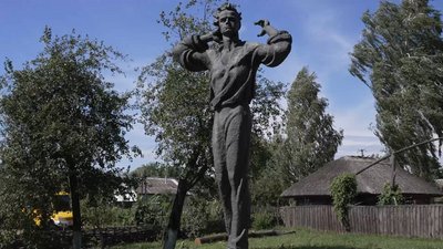 Лежать на дорогах, дахах, у мішках та у саду Довженка: як цьогоріч у Сосницькій громаді вродили яблука Лежать на дорогах, дахах, у мішках та у саду Довженка: як цьогоріч у Сосницькій громаді вродили яблука