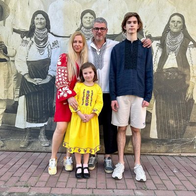 "Я ніколи не буду політиком": інтерв'ю зі співаком Арсеном Мірзояном| Свої люди "Я ніколи не буду політиком": інтерв'ю зі співаком Арсеном Мірзояном| Свої люди