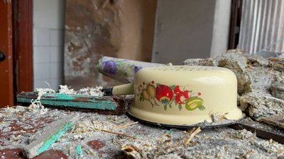 "Кожного шороху боїмося". Як живуть у Просяній на Дніпропетровщині під постійними ударами КАБами, без світла та води "Кожного шороху боїмося". Як живуть у Просяній на Дніпропетровщині під постійними ударами КАБами, без світла та води