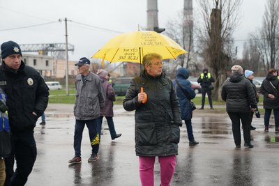 Мешканці будинку, яким вимкнули електропостачання, перекрили дорогу на проспекті Перемоги в Сумах Мешканці будинку, яким вимкнули електропостачання, перекрили дорогу на проспекті Перемоги в Сумах