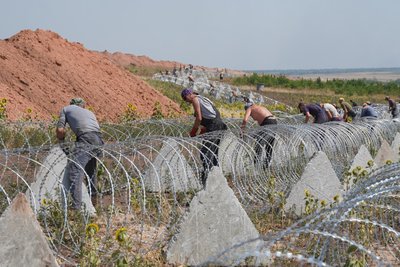 Понад 128 мільйонів на колючий дріт: скільки грошей витратили на оборону на Донеччині у серпні Понад 128 мільйонів на колючий дріт: скільки грошей витратили на оборону на Донеччині у серпні