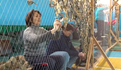 "Дома встигнемо роботу зробити": волонтери з Лисянщини плетуть сітки та нашоломники для військових "Дома встигнемо роботу зробити": волонтери з Лисянщини плетуть сітки та нашоломники для військових