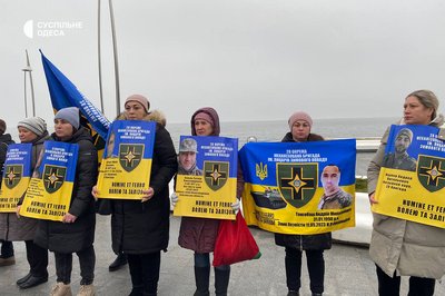 "Поверніть героїв з полону": в Одесі відбулась акція рідних українських захисників, яких утримує РФ "Поверніть героїв з полону": в Одесі відбулась акція рідних українських захисників, яких утримує РФ
