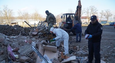 Вручну перебирають уламки: нові подробиці про пошук зниклих безвісти після обстрілу РФ Вручну перебирають уламки: нові подробиці про пошук зниклих безвісти після обстрілу РФ