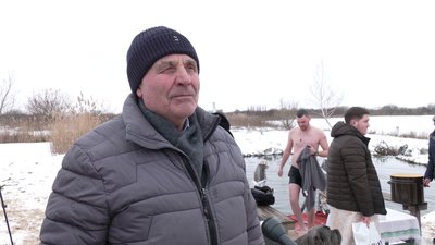 "Відчути душею і тілом": як жителі Рівненщини молились та занурювались у воду на Водохреще "Відчути душею і тілом": як жителі Рівненщини молились та занурювались у воду на Водохреще