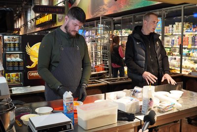 "Хочу, щоб про них знав весь світ". У Дніпрі приготували паски з борошна з розмінованих полів "Хочу, щоб про них знав весь світ". У Дніпрі приготували паски з борошна з розмінованих полів