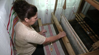 Створює ткані полотна на 200-літньому верстаті Створює ткані полотна на 200-літньому верстаті