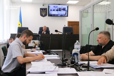 Народний депутат Олексій Кузнєцов (праворуч) з адвокатами у Вищому антикорупційному суді. Київ, 4 серпня 2025 року Народний депутат Олексій Кузнєцов (праворуч) з адвокатами у Вищому антикорупційному суді. Київ, 4 серпня 2025 року