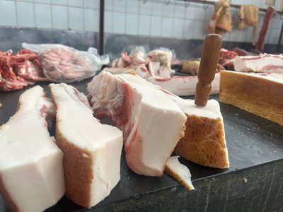 Ціни на м’ясо і сало у Житомирі під час посту: що впливає на вартість Ціни на м’ясо і сало у Житомирі під час посту: що впливає на вартість