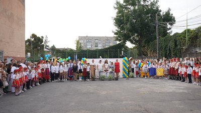 У вінницькому ліцеї №4 першокласники вперше сіли за парти У вінницькому ліцеї №4 першокласники вперше сіли за парти