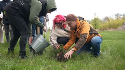 Частина Донеччини на Черкащині: переселенці висадили півонії як символ рідного дому Частина Донеччини на Черкащині: переселенці висадили півонії як символ рідного дому