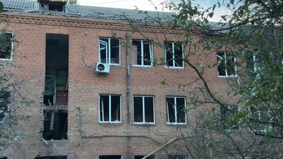 В одному з під'їздів будинку пошкоджені сходи В одному з під'їздів будинку пошкоджені сходи
