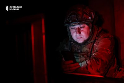 Військовослужбовець першого батальйону 40 ОБрБО з позивним "Лівша" готується до бойового виїзду його підрозділу на Херсонщині Військовослужбовець першого батальйону 40 ОБрБО з позивним "Лівша" готується до бойового виїзду його підрозділу на Херсонщині